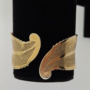 Hindged Retro Goldtone 2 1/4" Dia. Bracelet
